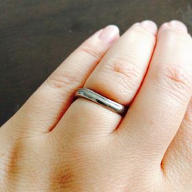 【ホワイトベル(WHITE BELL)】の口コミ エンゲージリングと重ねづけできるようにデザインしてもらいました。

主...