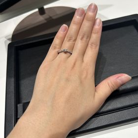 【ラザール ダイヤモンド(LAZARE DIAMOND)の口コミ】 ダイヤモンドの輝きがとにかく綺麗で、ずっと見ていられます。中央のダイ…