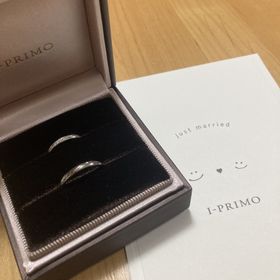 【アイプリモ(I-PRIMO)の口コミ】 女性の指輪は華奢で細身のデザインで、程よくダイヤも入っているのでキラ…