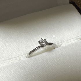 【俄(にわか)の口コミ】 とてもシンプルで、婚約指輪！！という指輪です。ウェーブさと幅の細さが…
