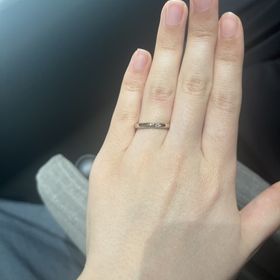 【アイプリモ(I-PRIMO)の口コミ】 担当していただいた店員さんに婚約指輪と一緒につけた時にとても綺麗に見…