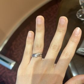 【ケイウノ ブライダル(K.UNO BRIDAL)の口コミ】 真ん中にダイヤモンドが散らばってあるのが華やかでとてもかわいいと思っ…