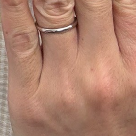 【銀座ダイヤモンドシライシの口コミ】 とてもつけごこちがいいです。つけているけどつけていない感じがするので…