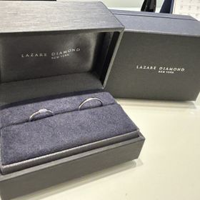 【ラザール ダイヤモンド【取扱店販売】の口コミ】 正面と側面３つずつ全部で9つのダイヤモンド。デザインもシンプル過ぎず、…