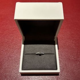 【BIJOUPIKO(ビジュピコ)の口コミ】 メインのダイヤの横に小粒のダイヤがあしらわれているデザインで、シンプ…