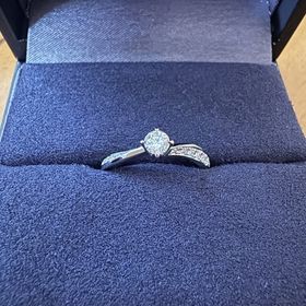 【ラザール ダイヤモンド(LAZARE DIAMOND)の口コミ】 シンプルだけど、他にないようなデザインで個性もあり、どの年代でもつけ…