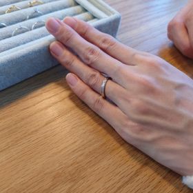 【CRAFY(クラフィ)の口コミ】 デザインやテイストはシンプルで細めがよく、色々な指輪を実際に装着して…