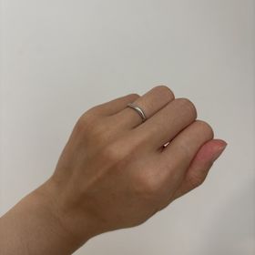 【俄(にわか)の口コミ】 鯨という名前の指輪で、素材はハードプラチナです。
価格は一本15万円ほど…