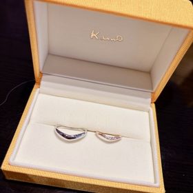 【ケイウノ ブライダル(K.UNO BRIDAL)の口コミ】 たくさんの種類の指輪があり試着しながら決めれました。指輪がV字になって…