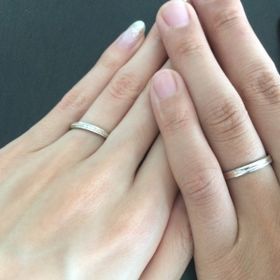 【銀座ダイヤモンドシライシの口コミ】 夫も私も指が細めなので、太めのデザインより細めで華奢なデザインを探し…