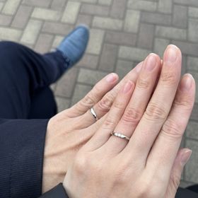 【カオキ　ダイヤモンド専門卸直営店の口コミ】 シンプルですが、女性用はダイヤが３つ入っており、キラキラと輝いて綺麗…