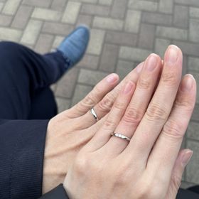 【カオキ　ダイヤモンド専門卸直営店】の口コミ シンプルですが、女性用はダイヤが３つ入っており、キラキラと輝いて綺麗で...