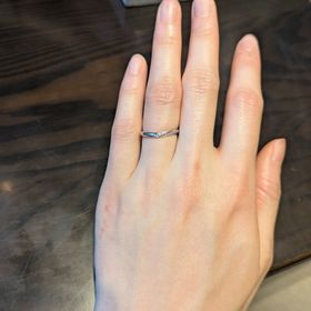 【ケイウノ ブライダル(K.UNO BRIDAL)の口コミ】 デザインはV字がきつすぎない緩やかなV字の形をしていて手がきれいに見え…