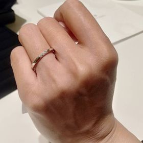 【TRECENTI(トレセンテ)の口コミ】 デザインはシンプルながらもダイヤがきれいに生えてみえる。付け心地がか…