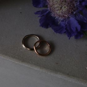 【atelier ST, CAT(アトリエ エスティーキャット)の口コミ】 丸みのある柔らかなフォルムと、肌なじみのよい色味が特徴。主張しすぎず…