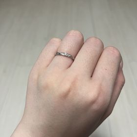 【LUCIR-K(ルシルケイ)】の口コミ 埋め込まれているダイヤモンドのうち、真ん中だけピンクダイヤモンドが埋め...