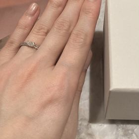 【和光ブライダルブティックギンザの口コミ】 他にないデザイン。四角いダイヤが横向きにはまっているデザインを探して…