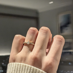 【ショーメ(CHAUMET)の口コミ】 特別感がありつつ普段着けても浮かないデザインがお気に入りです。雫型の…