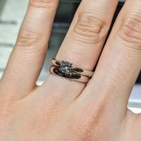 【ヴァン クリーフ＆アーペル(Van Cleef & Arpels)の口コミ】 シンプルなソリテールリングです。アームがセンターダイヤに向けて細くな…