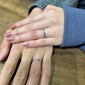 【SUNDANCE BRIDALの口コミ】 婚約指輪との重ね付けでも邪魔をせずに、職場でも付けることができるシン…