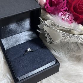 【ラザール ダイヤモンド(LAZARE DIAMOND)の口コミ】 シンプルなデザインで着け心地が良い点です。ダイヤがハマっているサイド…