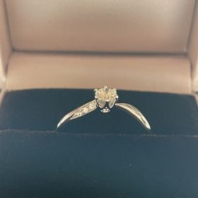 【アイプリモ(I-PRIMO)の口コミ】 指が綺麗に見えるようなねじれのあるデザインで、センターダイヤがすごく…