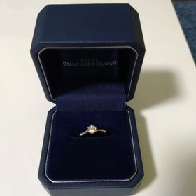 【銀座ダイヤモンドシライシの口コミ】 ウェーブのデザインとダイヤモンドの留め金がハートなのが気に入りました…