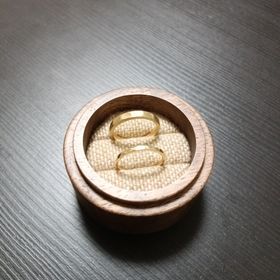 【鎌倉彫金工房の口コミ】 素材はイエローゴールドのt2.5、デザインは槌目を選択し、表面仕上げはヘ…