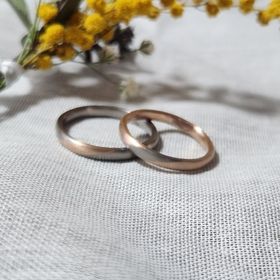 【mina.jewelry(ミナジュエリー)の口コミ】 新郎側はブラックゴールド、新婦側はピンクゴールドをメインにして一部ひ…