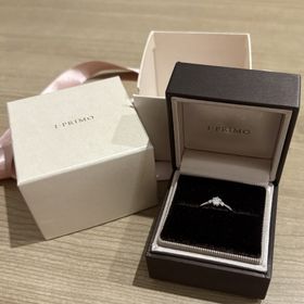 【アイプリモ(I-PRIMO)の口コミ】 デザインはシンプルで定番の形ですが、メレダイヤが両サイドについている…