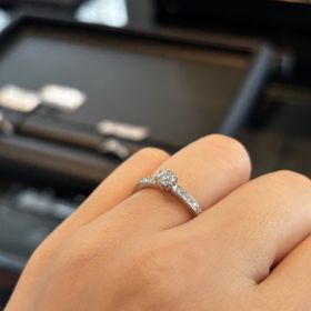 【エクセルコダイヤモンド(EXELCO DIAMOND)の口コミ】 雑誌で見ていたときは、シンプルな一粒ダイヤのものを見ていたが、実際に…