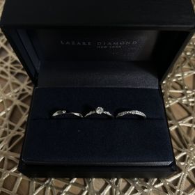 【ラザール ダイヤモンド(LAZARE DIAMOND)の口コミ】 アプローズを選びました。
大きな1石ダイヤが中心に位置し、周りには小さ…