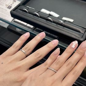 【エクセルコダイヤモンド(EXELCO DIAMOND)の口コミ】 デザインはハーフエタニティ。ダイヤの輝きや肌に優しい素材と、つけてい…