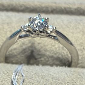 【ケイウノ ブライダル(K.UNO BRIDAL)の口コミ】 この指輪はミッキーとミニーの頭の形が入っているので、ディズニーでプロ…