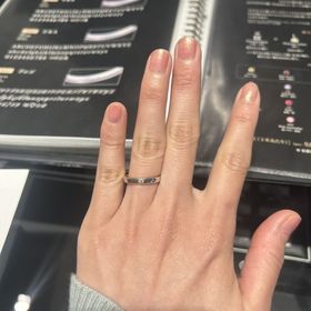 【エクセルコダイヤモンド(EXELCO DIAMOND)の口コミ】 指輪はシンプルなストレートの形で、外側がプラチナ、内側がピンクゴール…