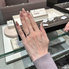 【アイプリモ(I-PRIMO)の口コミ】 ケラーノは細身のV字ラインが指をすっきり見せてくれて、着けたときのバラ…