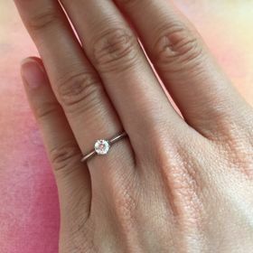 【ラザール ダイヤモンド(LAZARE DIAMOND)の口コミ】 飽きのこない一粒ダイヤの指輪を探していました。

この指輪はシンプルな…