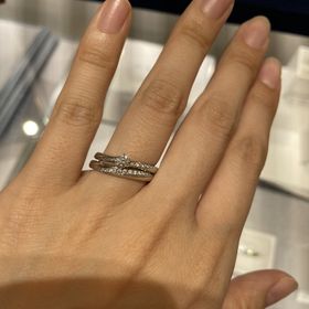 【4℃ BRIDAL(ヨンドシーブライダル)の口コミ】 左下りのダイヤモンドの流れるようなラインが入っているデザインのものを…