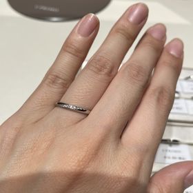 【アイプリモ(I-PRIMO)の口コミ】 ストレートラインで左下りのダイヤモンドの流れがあるデザインの指輪を探…