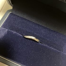 【銀座ダイヤモンドシライシの口コミ】 ウェーブのデザインは日本人の指を綺麗に見せるために作られたと店舗でお…