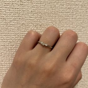 【銀座ダイヤモンドシライシの口コミ】 デザインに一目惚れしたので購入を決めました。
他社ブランドとも比較しま…