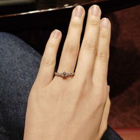 【ケイウノ ブライダル(K.UNO BRIDAL)の口コミ】 パッと見 きらびやかでダイヤがとても目立つ。着けてるだけでキラキラと輝…