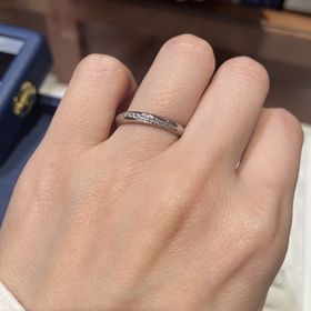 【銀座ダイヤモンドシライシの口コミ】 結婚指輪はメレダイヤが斜めに流れるようなデザインがいいなと思っていま…