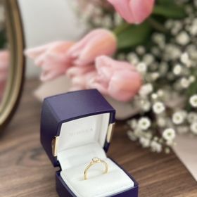 【俄(にわか)の口コミ】 ２つの小さなダイヤが１つの大きなダイヤを支える指輪になります。可愛い…