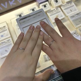 【俄(にわか)の口コミ】 ダイヤが斜めにカーブを描くようにはめ込まれているのが素敵だった。
ブラ…