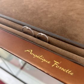 【アンジェリックフォセッテ(Angelique Fossette)の口コミ】 V字のデザインなので指が短い私たちでも少しでも長く見えるのかなと思いま…