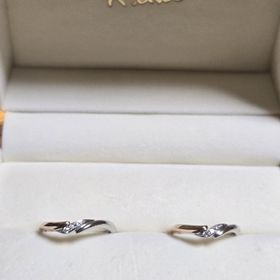 【ケイウノ ブライダル(K.UNO BRIDAL)の口コミ】 アフィニタは本来真ん中に5石小さなダイヤがありますが、彼とお揃いのデザ…