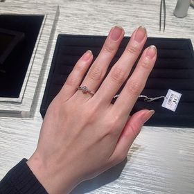 【TRECENTI(トレセンテ)の口コミ】 センターダイヤとリングの繋ぎ目がかなり細くなっており、センターダイヤ…