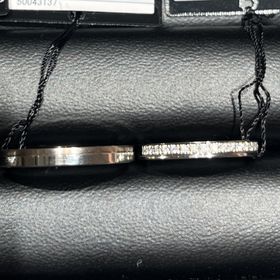 【ラザール ダイヤモンド(LAZARE DIAMOND)の口コミ】 女性用のものは、ぐるっと一周小さなダイヤが埋められており、少しゴージ…