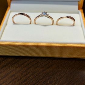 【ケイウノ ブライダル(K.UNO BRIDAL)の口コミ】 自身の肌色に馴染み、デザインも目立ちすぎず普段使いしやすいものにして…